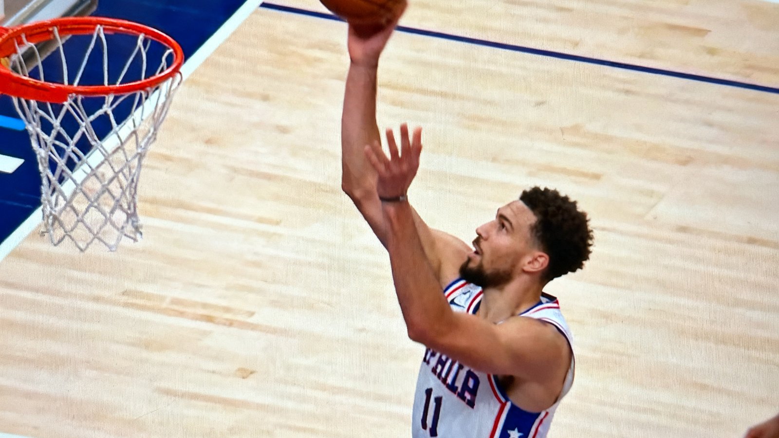 NBA常规赛高清直播画面，屏幕叠加了实时球员数据面板，显示得分、篮板、助攻等关键指标，画面中球员正在执行罚球